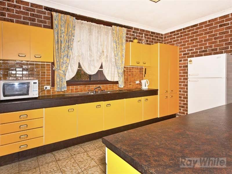 5 Falklands Avenue, Bossley Park NSW 2176