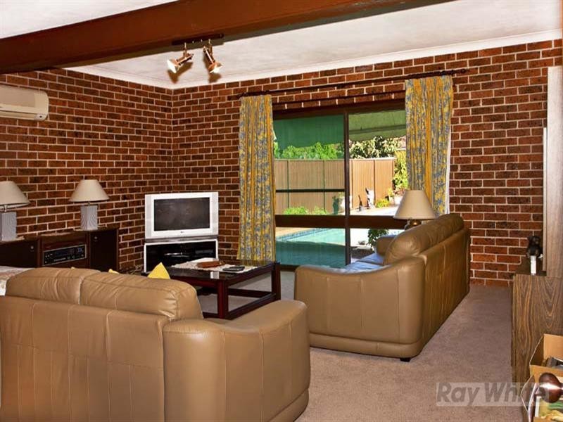 5 Falklands Avenue, Bossley Park NSW 2176