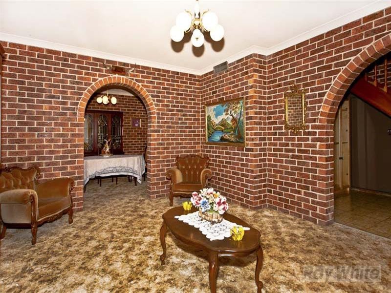 5 Falklands Avenue, Bossley Park NSW 2176