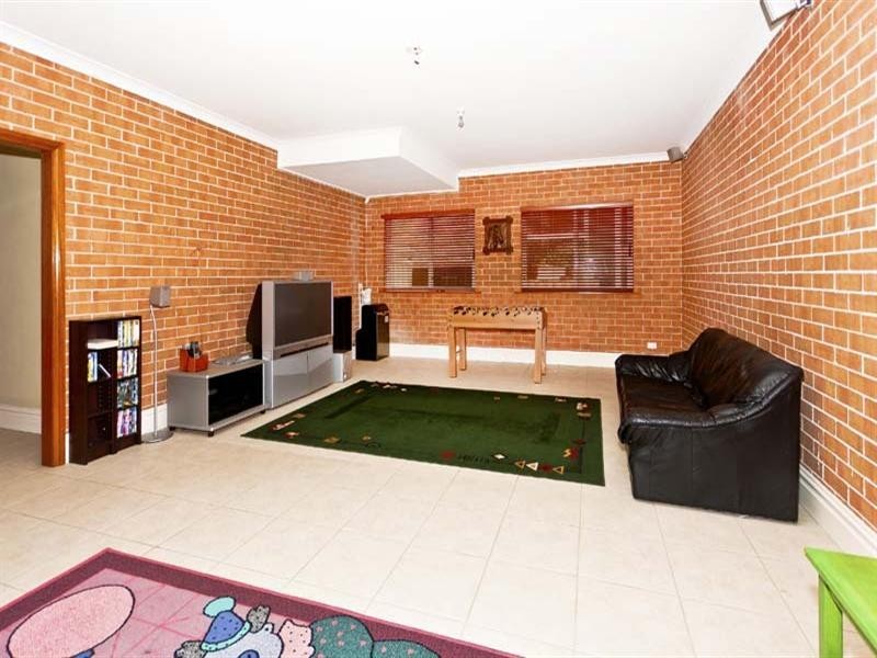 33 Kalang Road, Edensor Park NSW 2176