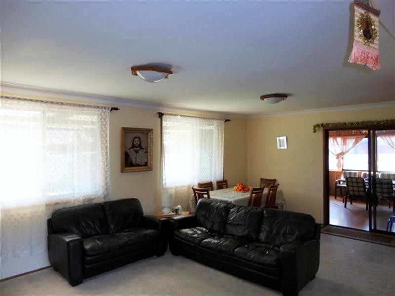 13 Glenfern Crescent, Bossley Park NSW 2176