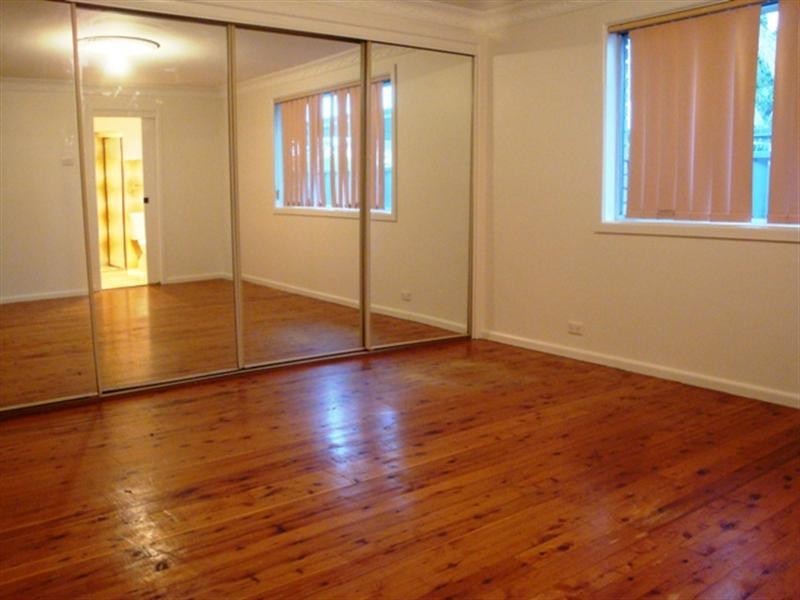 1 Agnew Close, Bossley Park NSW 2176