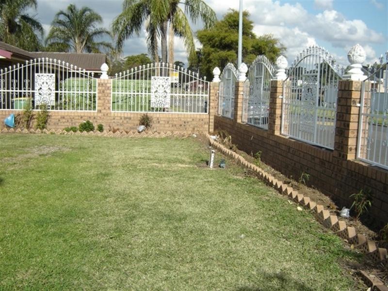 4 Macedon Street, Bossley Park NSW 2176