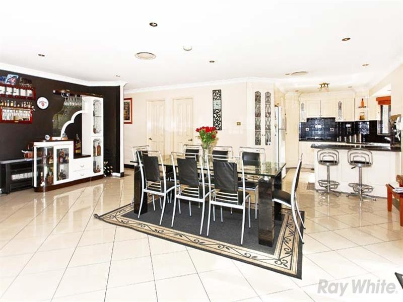 12 Thorpe Place, Abbotsbury NSW 2176