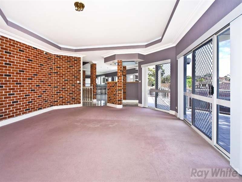 4 Brewon Close, Bossley Park NSW 2176