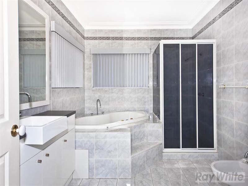 4 Brewon Close, Bossley Park NSW 2176