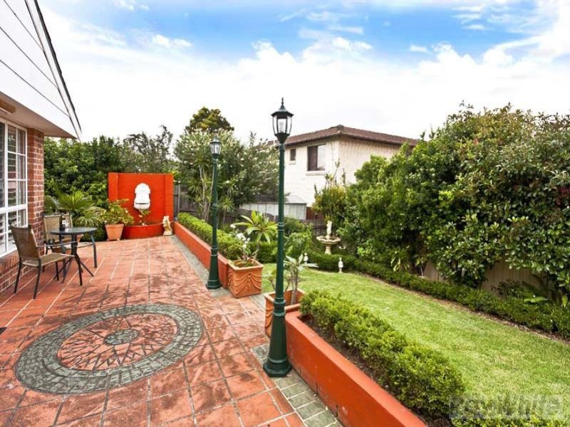 2 Borneo Court, Bossley Park NSW 2176