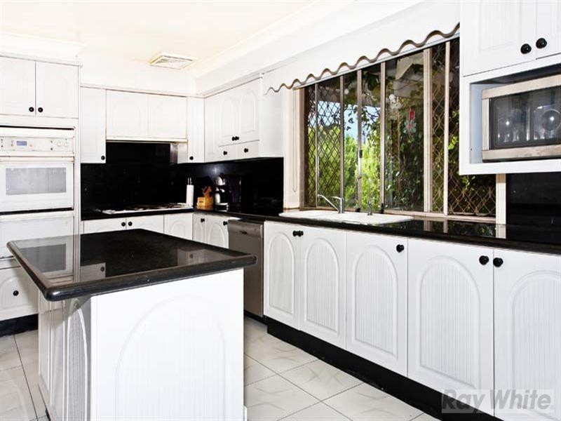 33 Mariner Crescent, Abbotsbury NSW 2176