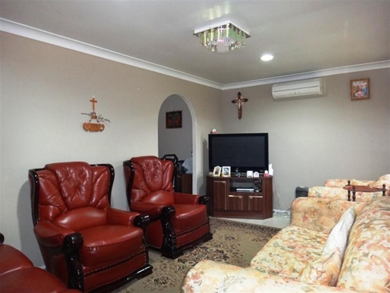 2 Ona Close, Bossley Park NSW 2176