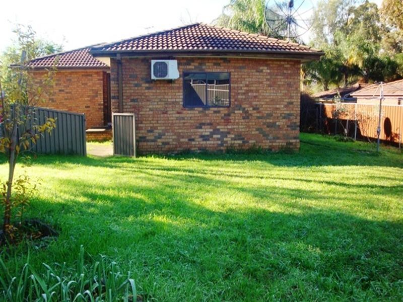 2 Ona Close, Bossley Park NSW 2176