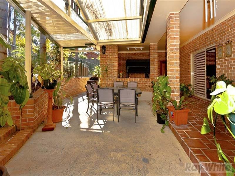 4 Sparta Close, Bossley Park NSW 2176