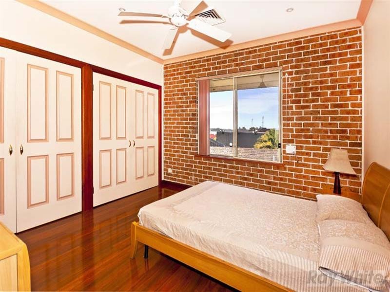 4 Sparta Close, Bossley Park NSW 2176