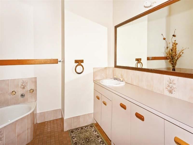 6 Lorne Close, Bossley Park NSW 2176