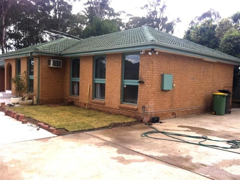 10 Kemmel Close, Bossley Park NSW 2176