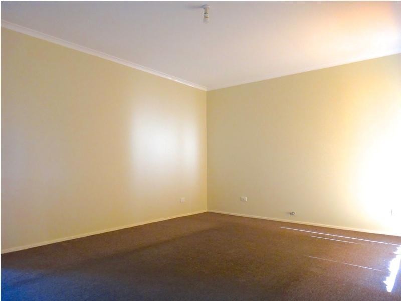 8 Barrington Street, Bossley Park NSW 2176