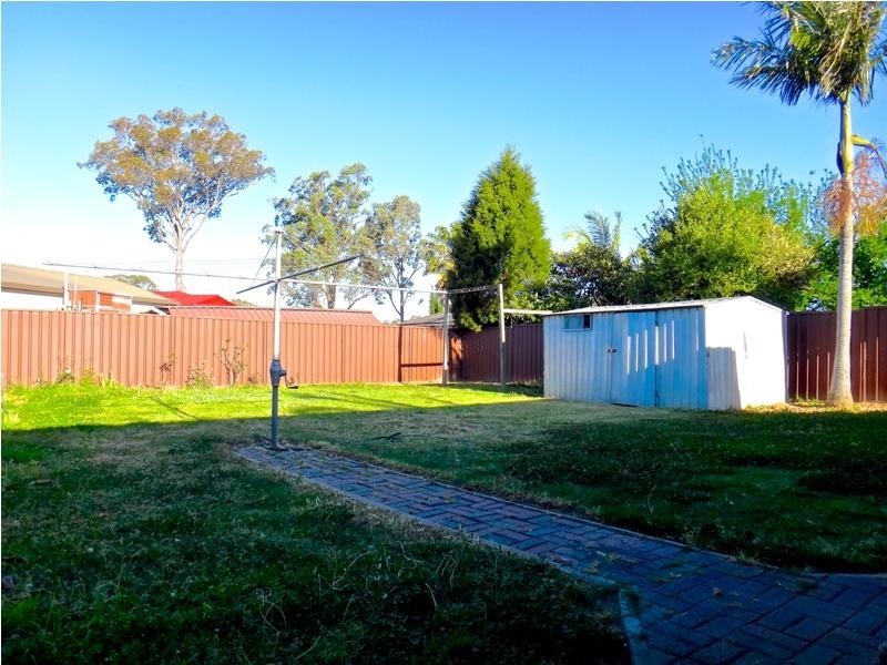 8 Barrington Street, Bossley Park NSW 2176