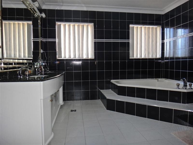 8 Hurkett Place, Bossley Park NSW 2176