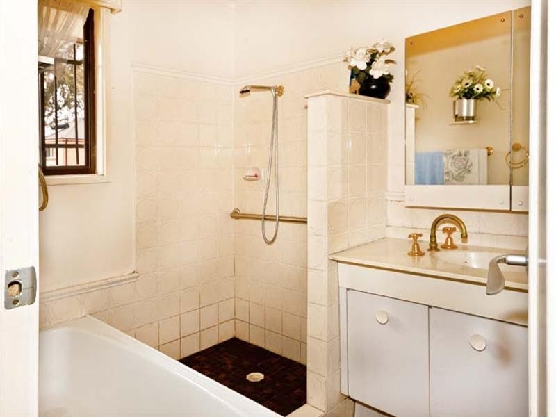 32 Falklands Avenue, Bossley Park NSW 2176