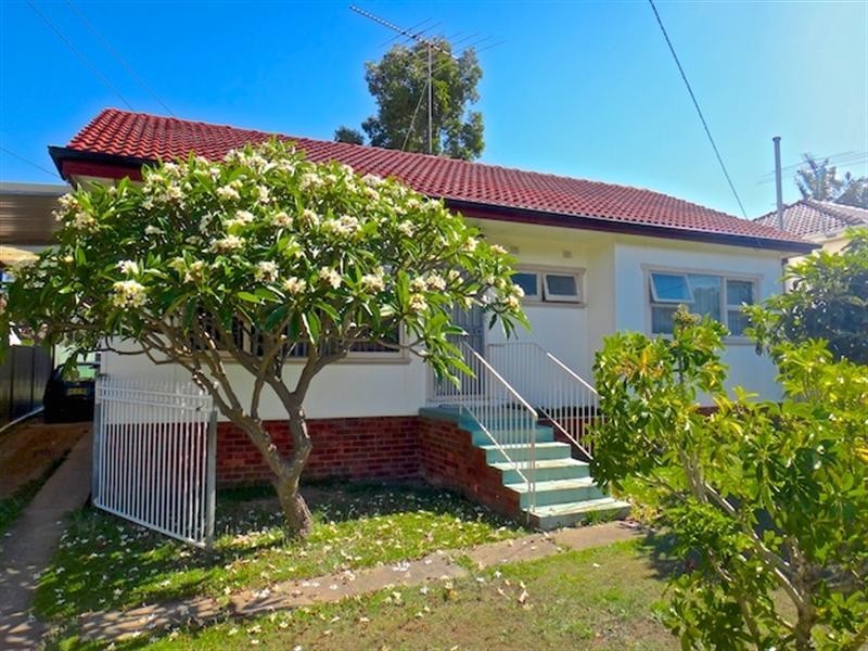8 Benelong Avenue, Smithfield NSW 2164