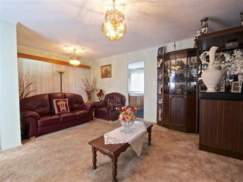 10 Dandenong Close, Bossley Park NSW 2176