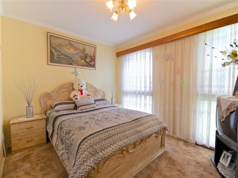 10 Dandenong Close, Bossley Park NSW 2176