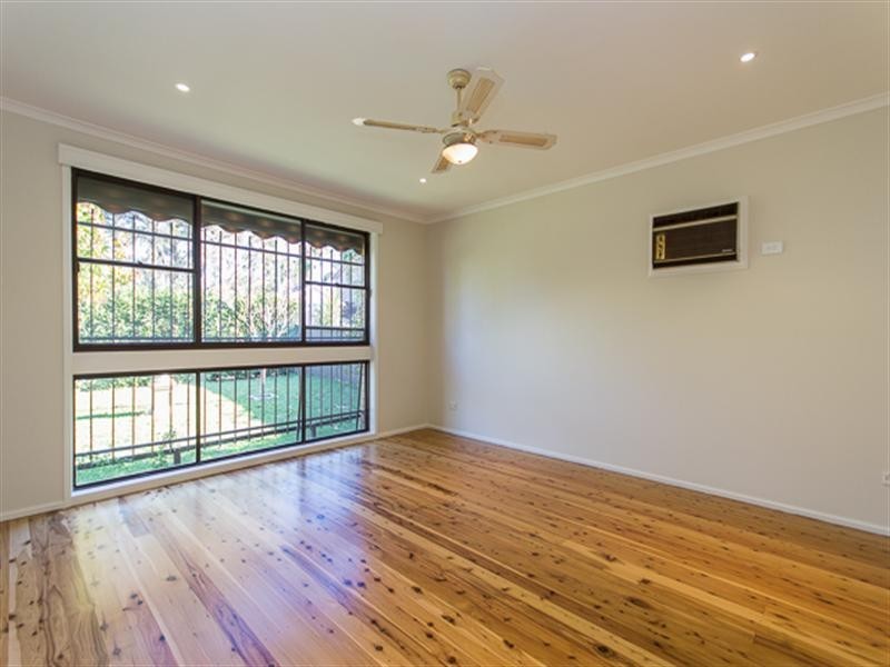 32 Falklands Avenue, Bossley Park NSW 2176