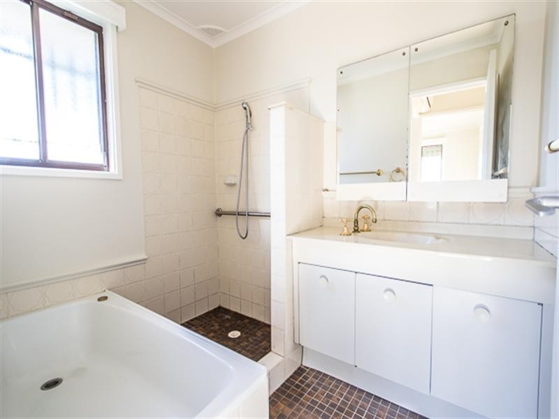 32 Falklands Avenue, Bossley Park NSW 2176