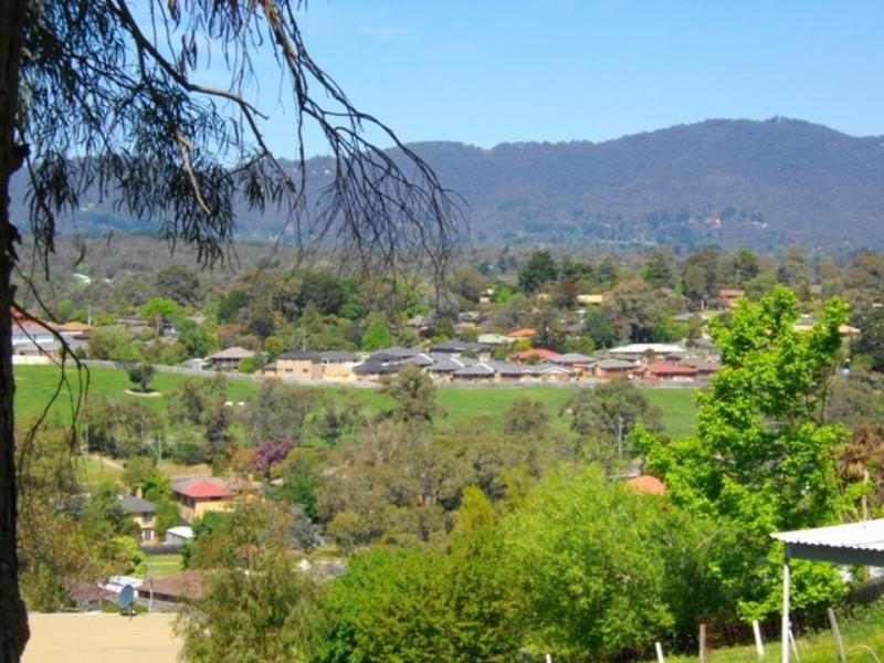 32 Straun Avenue, Mooroolbark VIC 3138