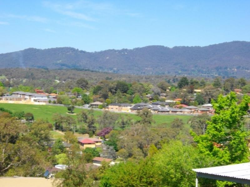 32 Straun Avenue, Mooroolbark VIC 3138