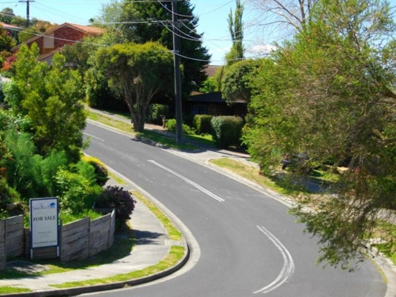 32 Straun Avenue, Mooroolbark VIC 3138