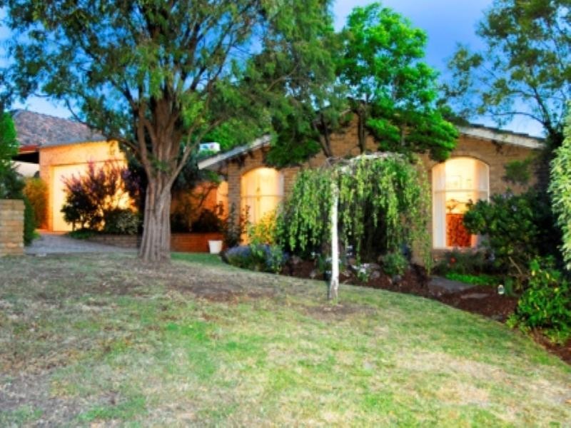 19 Leslie Grove, Ringwood North VIC 3134
