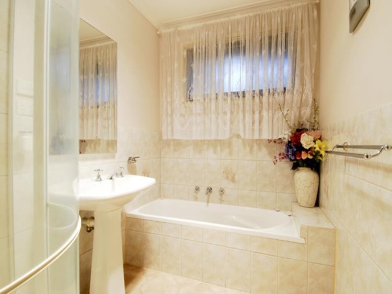 19 Leslie Grove, Ringwood North VIC 3134