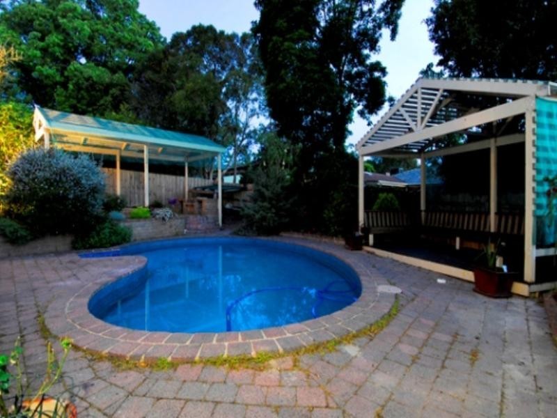 19 Leslie Grove, Ringwood North VIC 3134