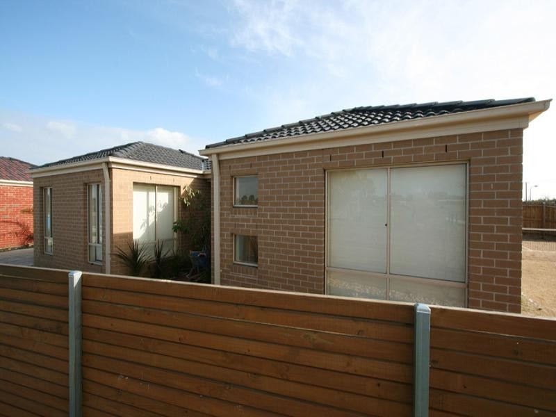 1 Calais Circuit, Cranbourne West VIC 3977