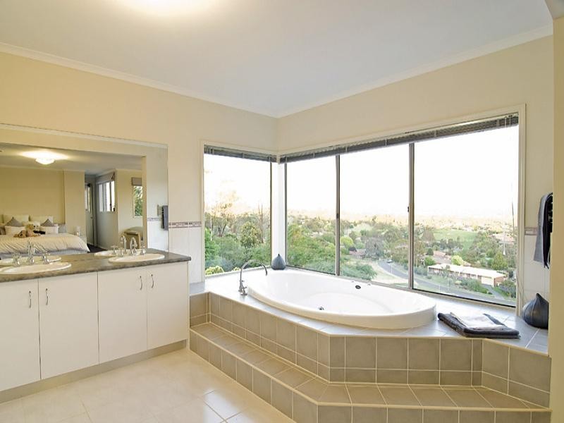 180 Hayrick Lane, Mooroolbark VIC 3138