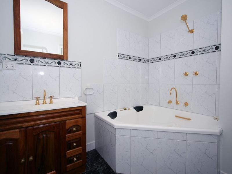 61 Montana Parade, Croydon VIC 3136