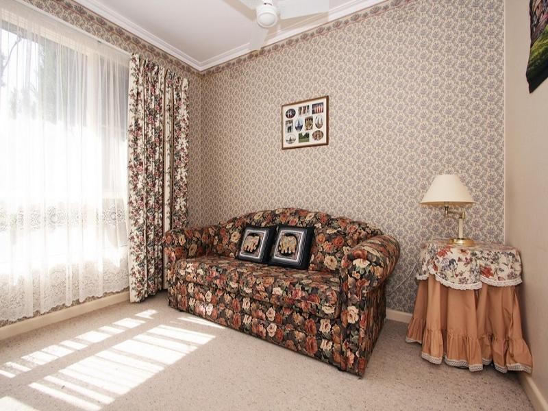 15 Rosedale Crescent, Ringwood East VIC 3135
