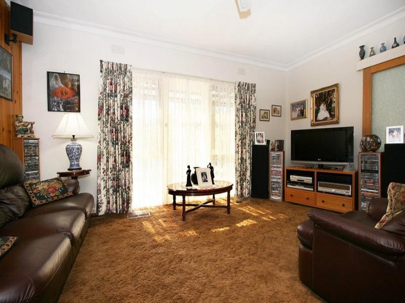 15 Rosedale Crescent, Ringwood East VIC 3135