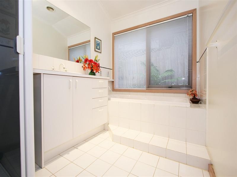 8 Sally Court, Warranwood VIC 3134