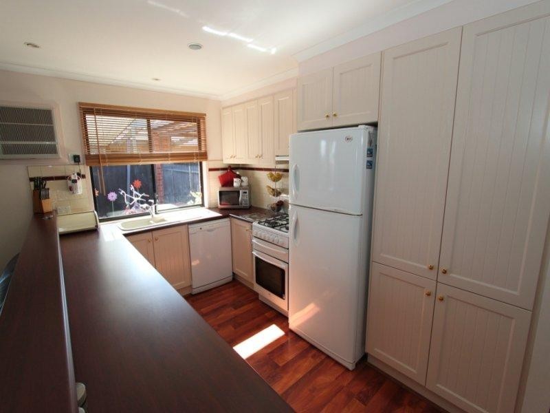 4 Regal Court, Melton South VIC 3338