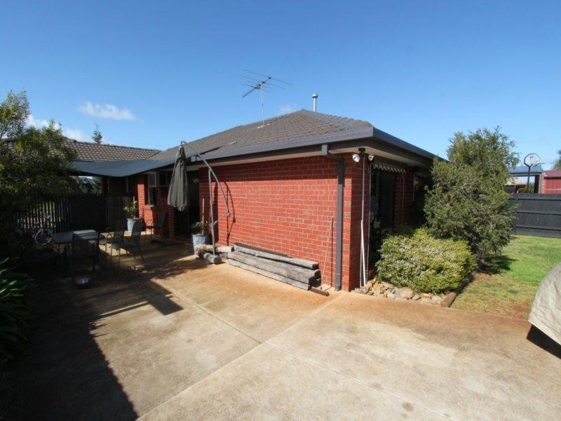 4 Regal Court, Melton South VIC 3338