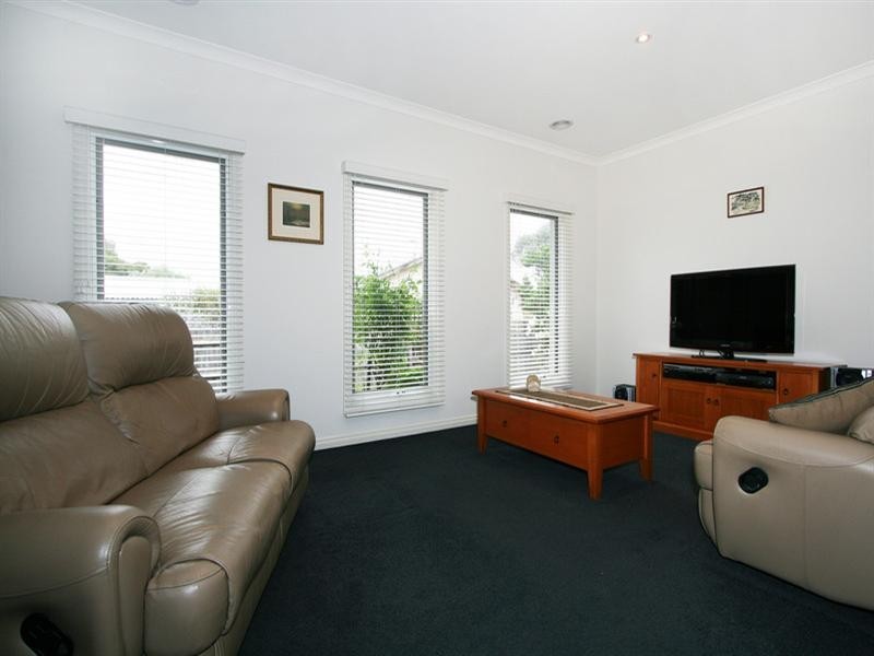 2/32 Holland Road, Ringwood East VIC 3135