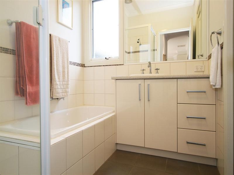 2/32 Holland Road, Ringwood East VIC 3135