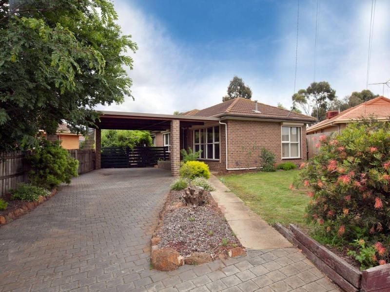 16 Manson Drive, Melton South VIC 3338