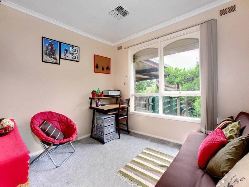 16 Manson Drive, Melton South VIC 3338