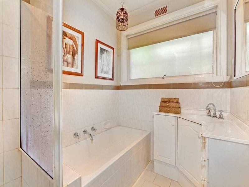 16 Manson Drive, Melton South VIC 3338
