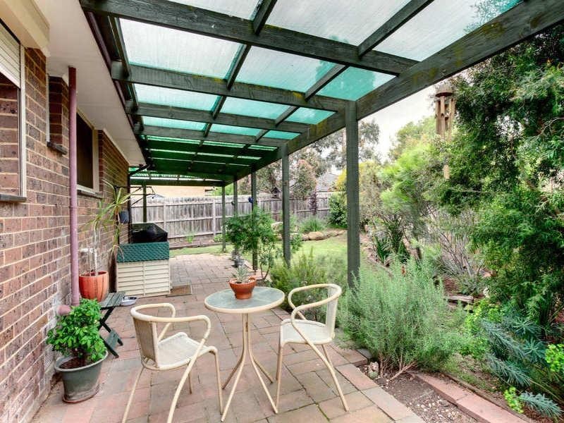 16 Manson Drive, Melton South VIC 3338