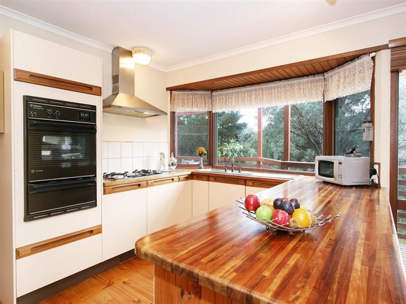 10 Vincent Road, Park Orchards VIC 3114