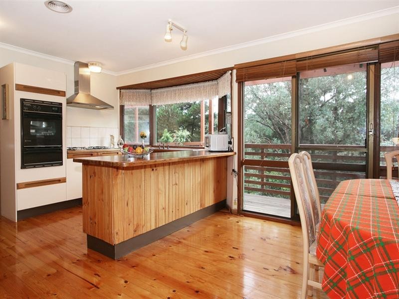 10 Vincent Road, Park Orchards VIC 3114