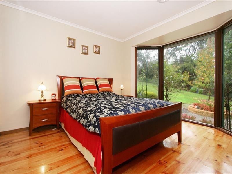10 Vincent Road, Park Orchards VIC 3114